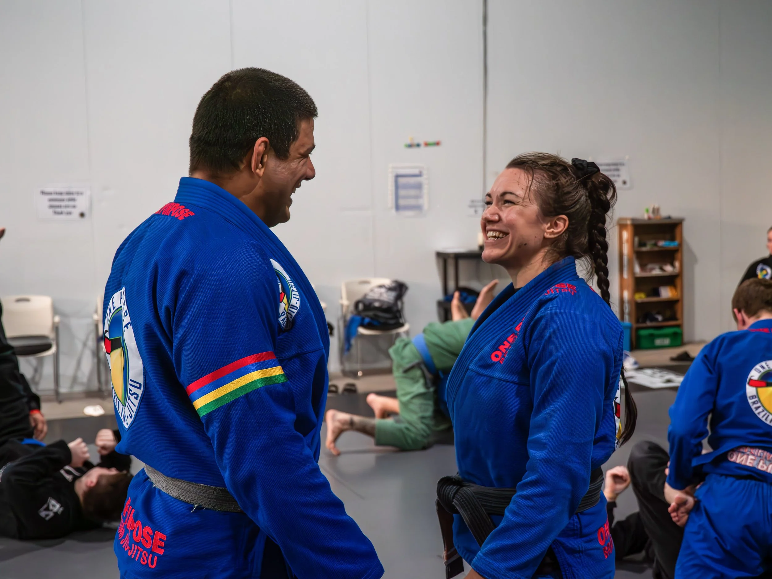 Beginners training Brazilian Jiu Jitsu on the mats